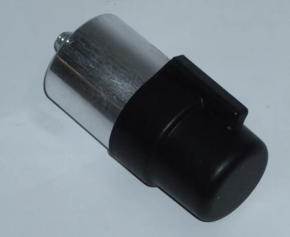Schwarzer elektrischer Kondensator mit metallischem Oberteil, an einem Ende mit Anschlussgewinde. Produkt von Daikin, häufig verwendet in elektrischen Motoren.